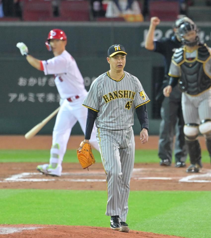 ７回、広島・西川（奥左）を空振り三振に仕留める阪神・大竹（撮影・立川洋一郎）