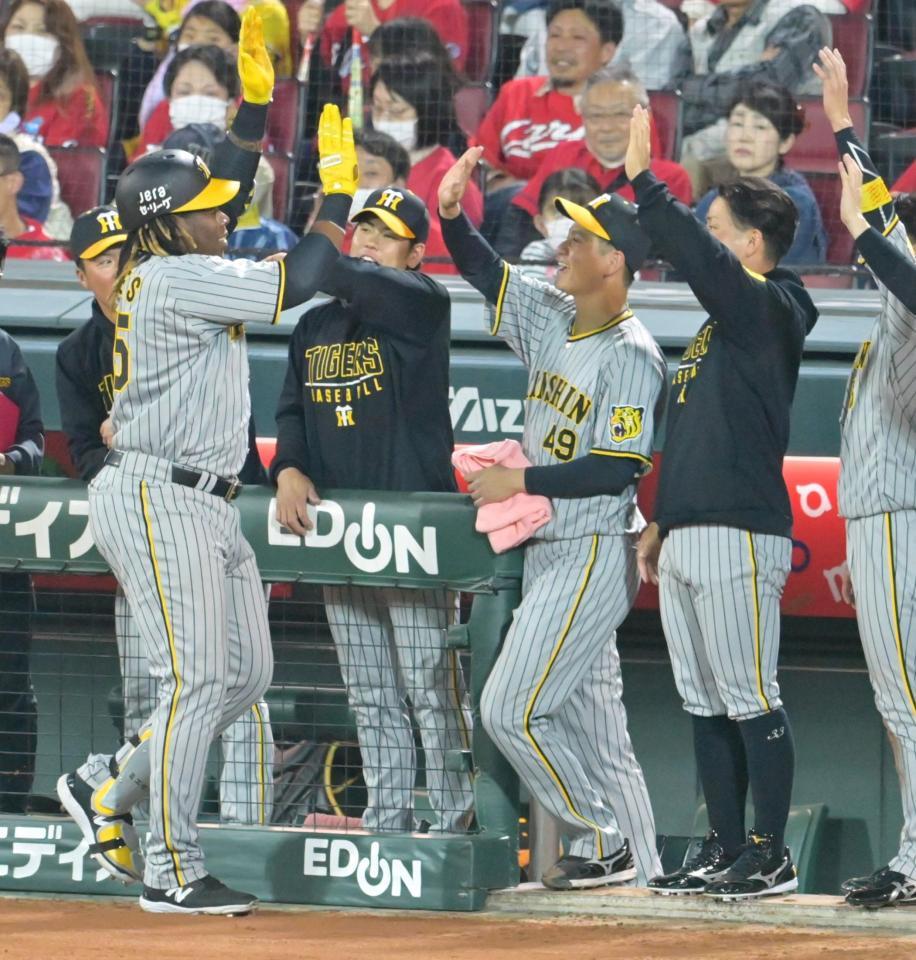 ６回、ソロを放ったミエセス（左）を笑顔で迎える大竹＝撮影・立川洋一郎