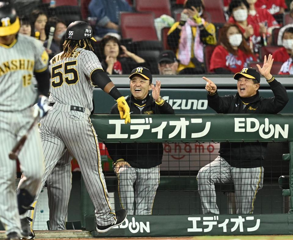 ６回、ソロを放ったミエセス（左）を笑顔で迎える岡田監督（中央）と平田ヘッドコーチ（右）＝撮影・田中太一