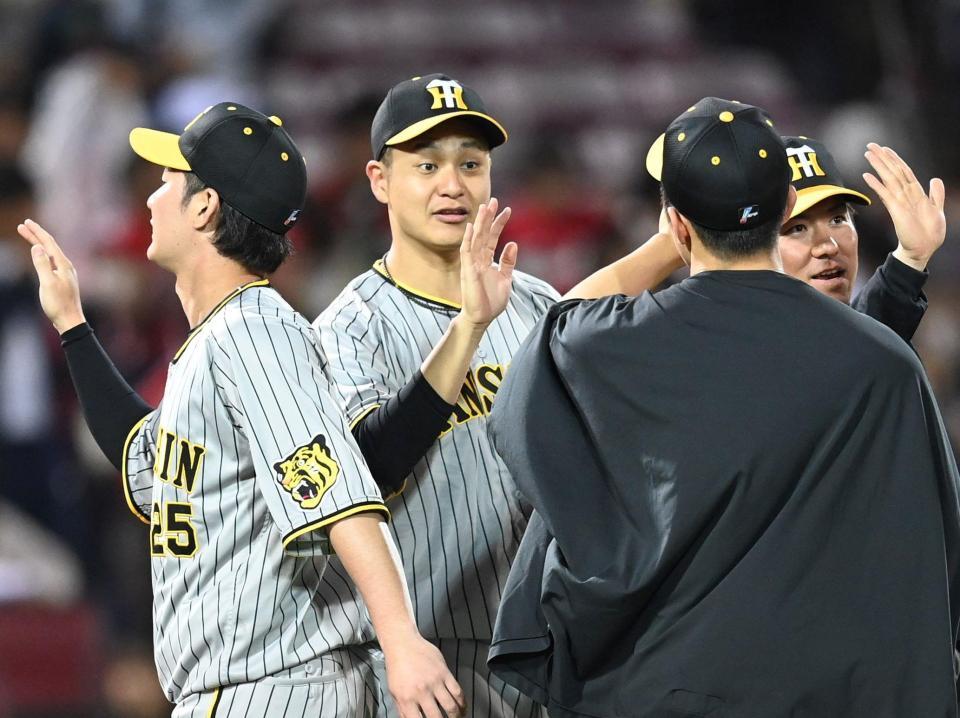 勝ち星を挙げた大竹（中央）はナインを迎える（撮影・田中太一）
