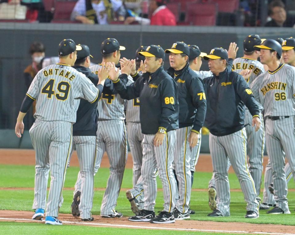　７回無失点で４勝目を挙げた大竹（左端）とタッチを交わす岡田監督（撮影・立川洋一郎）