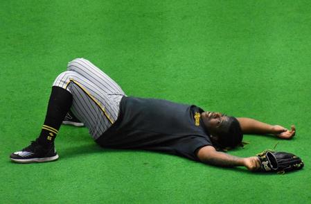 　ゴロ捕球を行い倒れ込むミエセス