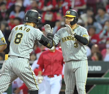 　３回、２ランを放った佐藤輝（左）を笑顔で迎える大山