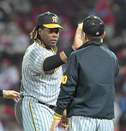 　広島に快勝し、岡田監督（右）とタッチを交わすミエセス（撮影・高部洋祐）