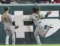 　４回、秋山の打球を好捕し、勢い余ってフェンスに激突