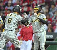 　３回、２ランを放った佐藤輝（左）を笑顔で迎える大山