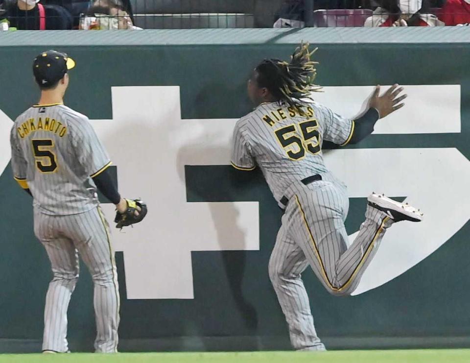 　４回、秋山の打球を好捕し、勢い余ってフェンスに激突