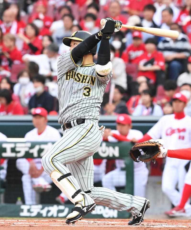 　１回、先制２ランを放つ大山（撮影・高部洋祐）