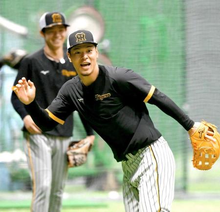 　ノックの打球を追う佐藤輝（撮影・高部洋祐）