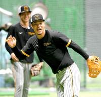 　ノックの打球を追う佐藤輝（撮影・高部洋祐）