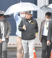 　室内練習場から球場へ戻る岡田監督（中央）＝撮影・高部洋祐