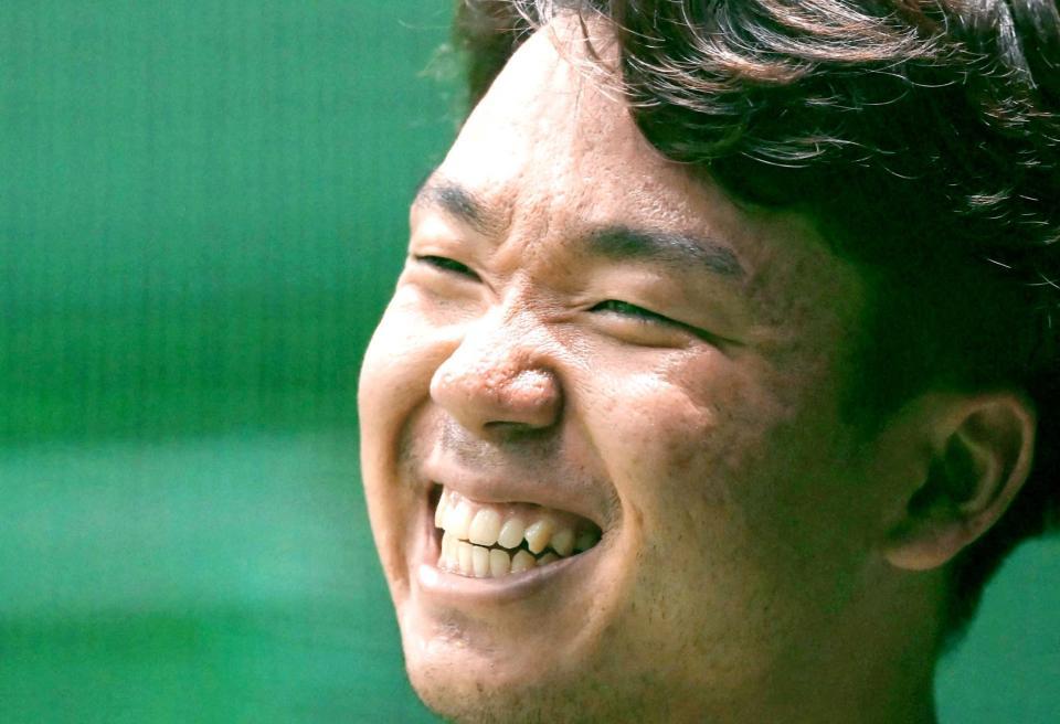 　練習の合間に笑顔を見せる村上（撮影・高部洋祐）