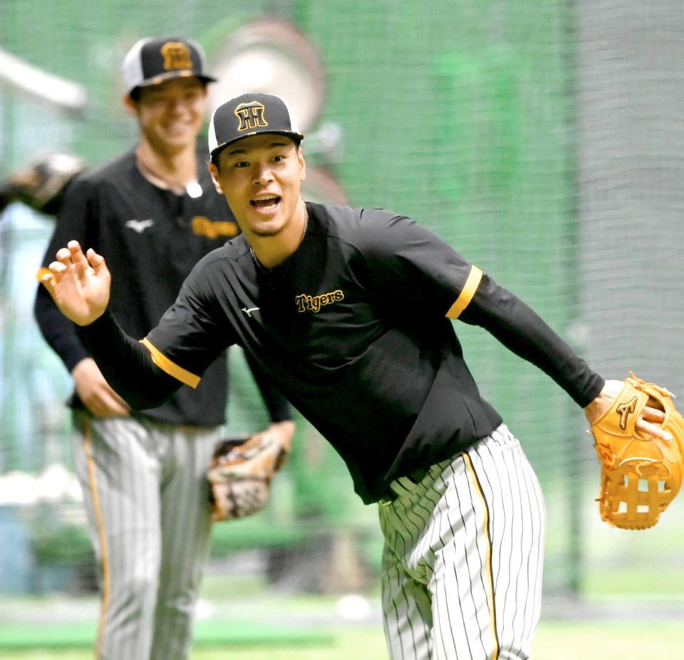 　ノックの打球を追う佐藤輝（撮影・高部洋祐）