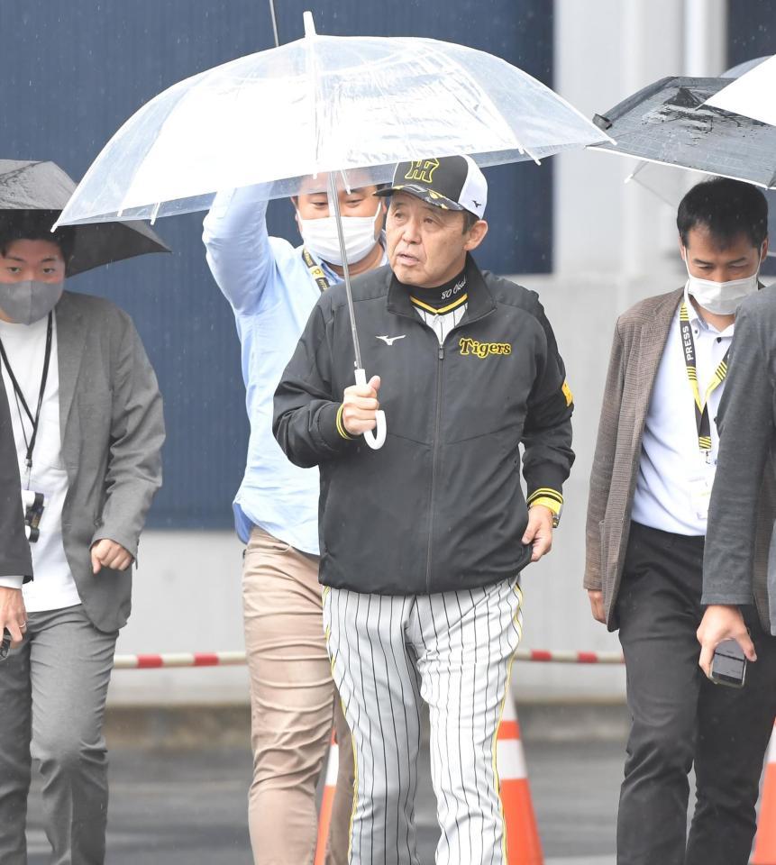 　室内練習場から球場へ戻る岡田監督（中央）＝撮影・高部洋祐
