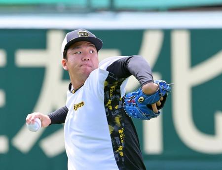 　キャッチボールをして調整する村上（撮影・立川洋一郎）