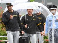 　室内練習場へ向かう村上（右）ら