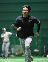 　黙々とダッシュを繰り返す村上（撮影・高部洋祐）