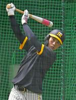 　フリー打撃をして打ち込む木浪（撮影・立川洋一郎）