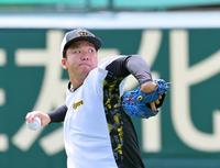 　キャッチボールをして調整する村上（撮影・立川洋一郎）