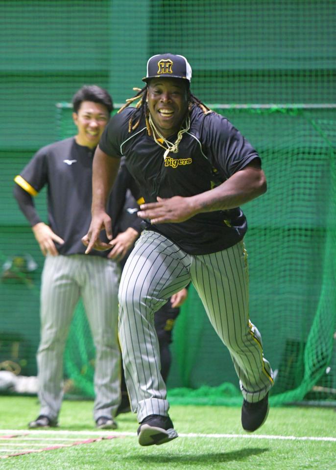 勢いよくスタートを切ってダッシュする阪神・ヨハン・ミエセス＝マツダスタジアム（撮影・立川洋一郎）