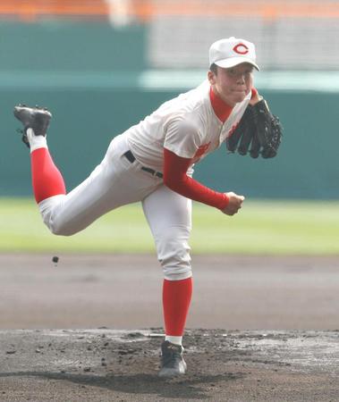 　センバツ決勝の高松商戦で熱投する智弁学園・村上