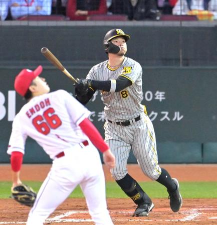 　対広島６回戦の３回、左翼スタンドへ２ランを放つ佐藤輝＝５日、マツダスタジアム