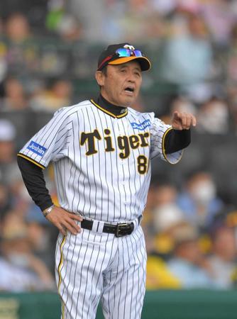 　佐藤輝に打席での心構えを説いた岡田監督