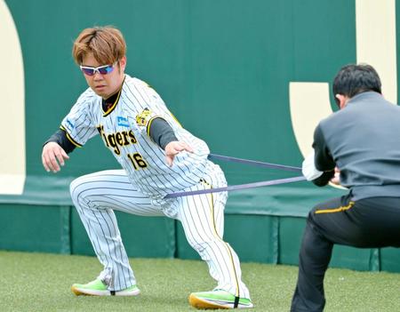 　トレーニングをする阪神・西勇