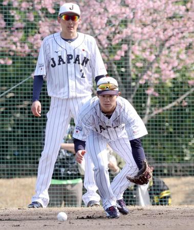 　侍ジャパン合宿でノックを受ける中野（奥は源田）