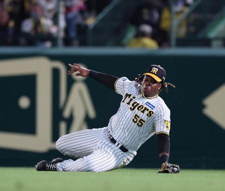 　５回、オスナの飛球を好捕するミエセス＝甲子園（撮影・山口登）