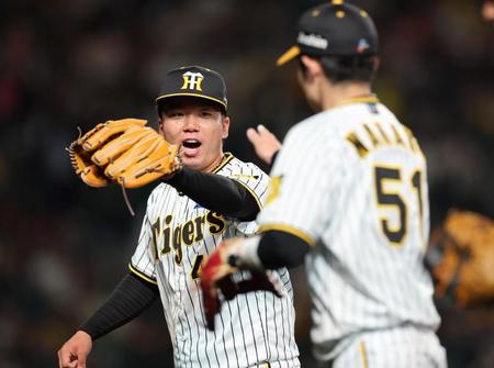 　５回を終え、好守を見せた中野とタッチする村上＝甲子園（撮影・山口登）