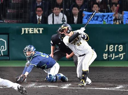 　７回、空振り三振に倒れる原口＝甲子園（撮影・中田匡峻）