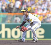 　５月３日対中日戦の１回、中日・大島洋平のゴロをさばく阪神二塁手・中野拓夢