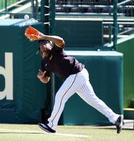 ノックを捕球するミエセス＝甲子園（撮影・山口登）