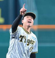 ２回、長岡の飛球を指さす村上＝甲子園（撮影・高部洋祐）