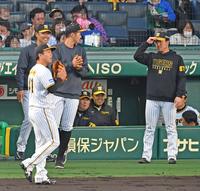 ３回、村上（手前左）が青木を併殺に打ち取り、ベンチで笑顔の岡田監督＝甲子園（撮影・中田匡峻）