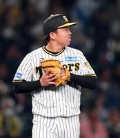 　７回、サンタナに先制ソロを許し顔をしかめる村上（撮影・山口登）