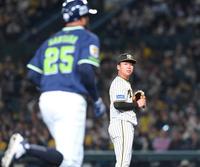 　７回、サンタナ（手前）にソロを浴びる村上＝甲子園（撮影・高部洋祐）