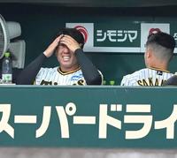 　サンタナにソロを浴びた７回を投げ終え、ベンチで悔しがる村上（左）＝甲子園（撮影・高部洋祐）