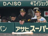 　ヤクルトに敗れ、悔しそうな表情を見せる村上（中央）＝撮影・高部洋祐