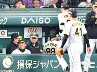 　７回を投げ終えた村上（４１）と岡田監督＝甲子園（撮影・中田匡峻）