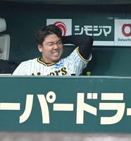 　サンタナにソロを浴びた７回を投げ終え、ベンチで悔しがる村上＝甲子園（撮影・高部洋祐）