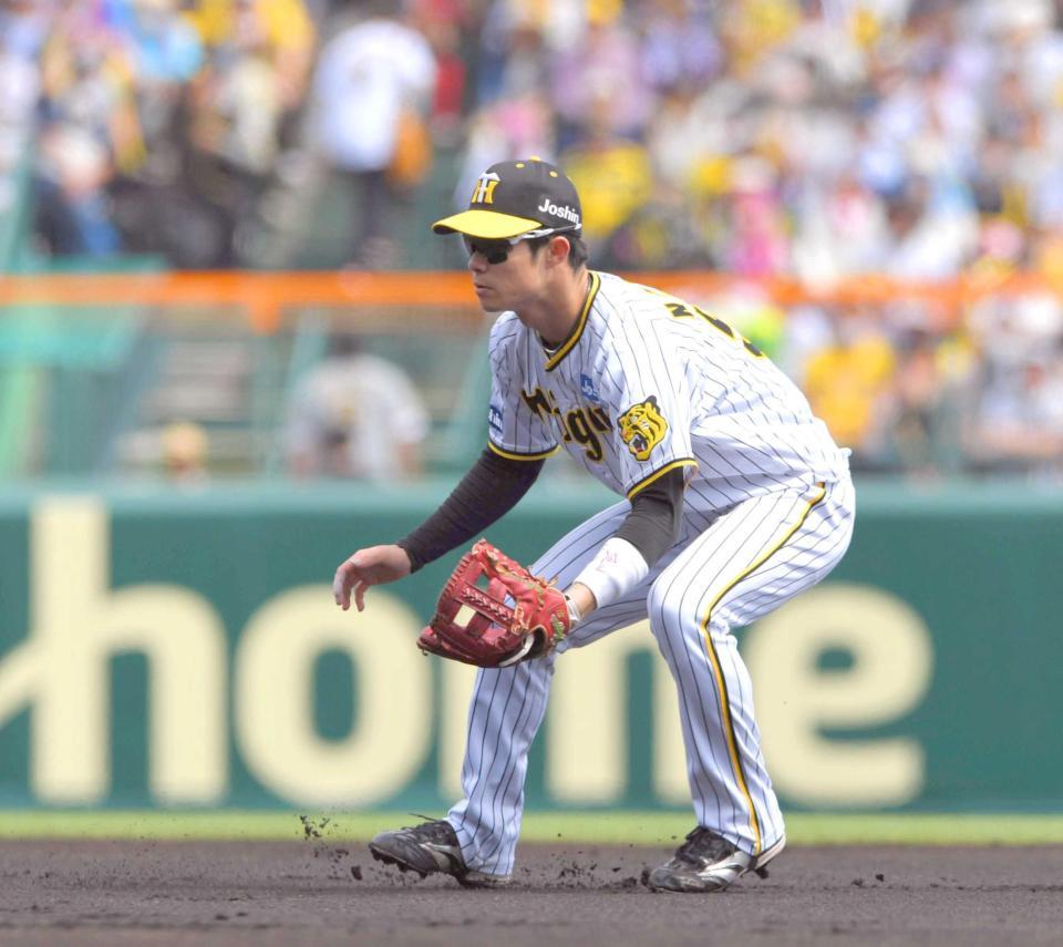 　５月３日対中日戦の１回、中日・大島洋平のゴロをさばく阪神二塁手・中野拓夢