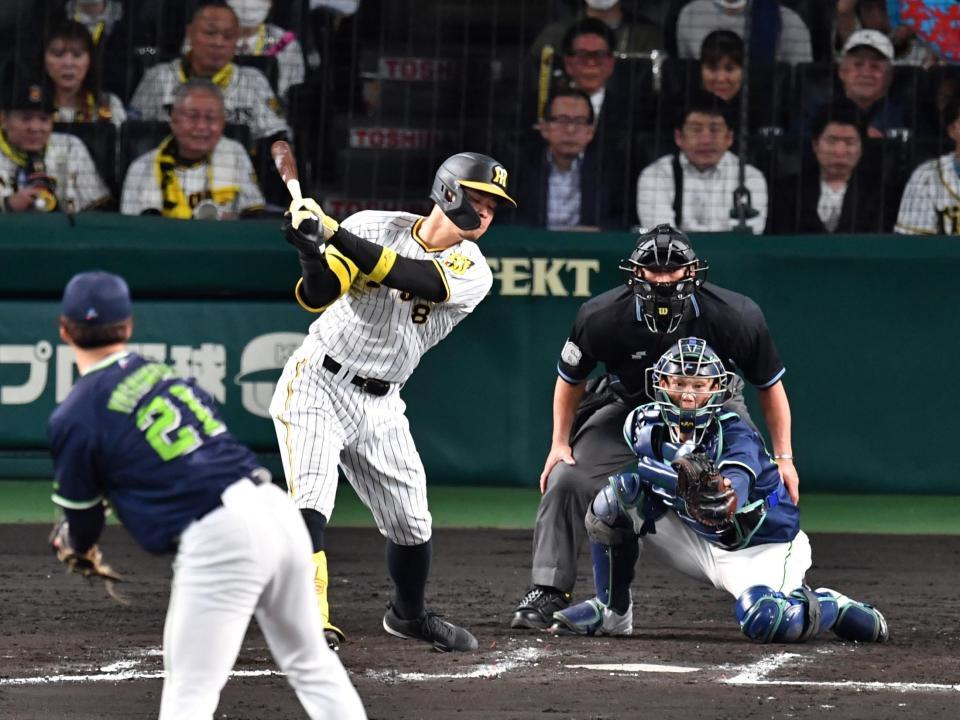 　６回、空振り三振に倒れた佐藤輝＝甲子園（撮影・中田匡峻）