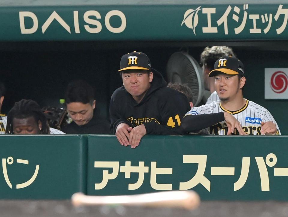 　ヤクルトに敗れ、悔しそうな表情を見せる村上（中央）＝撮影・高部洋祐