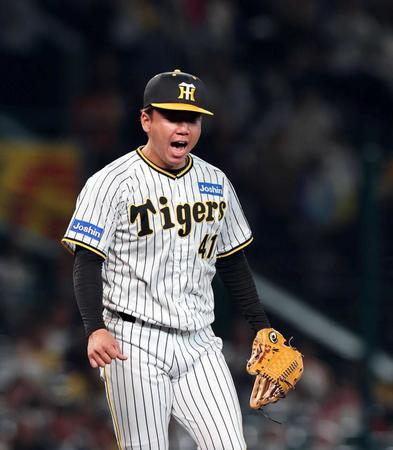 　６回、村上を見逃し三振に打ち取った村上は雄たけびを上げベンチに戻る（撮影・山口登）