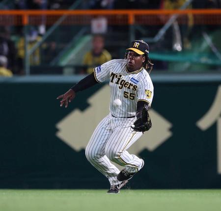 　５回、オスナの飛球を好捕するミエセス