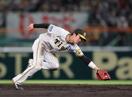 　５回、古賀の打球を好捕し二塁を封殺する中野（撮影・山口登）