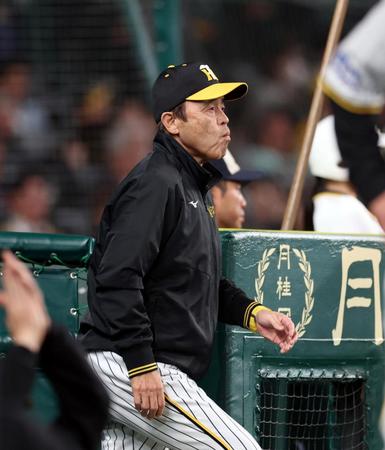 　８回、投手交代を告げに向かう岡田監督＝甲子園（撮影・山口登）