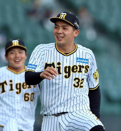 　試合前、笑顔を見せアップする井上（撮影・山口登）